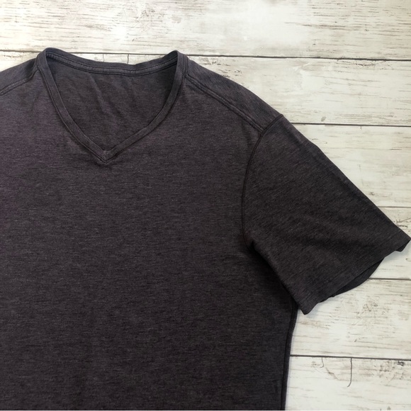 Lululemon Men V-Neck Short Sleeve T-Shirt Sz M - Picture 3 of 9
